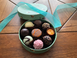 (image for) Small Round Bumble Bee Chocolate Box